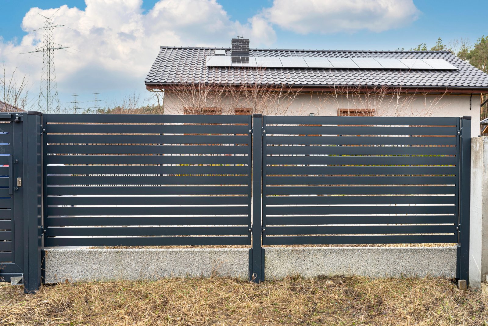 Panelna ograja je enostavna in praktična